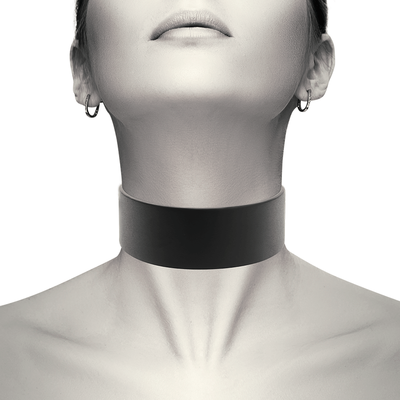 Collar Ajustable Coquette Chic Desire: Estilo BDSM y Fetish en PU Leather Vegano para Looks Atrevidos