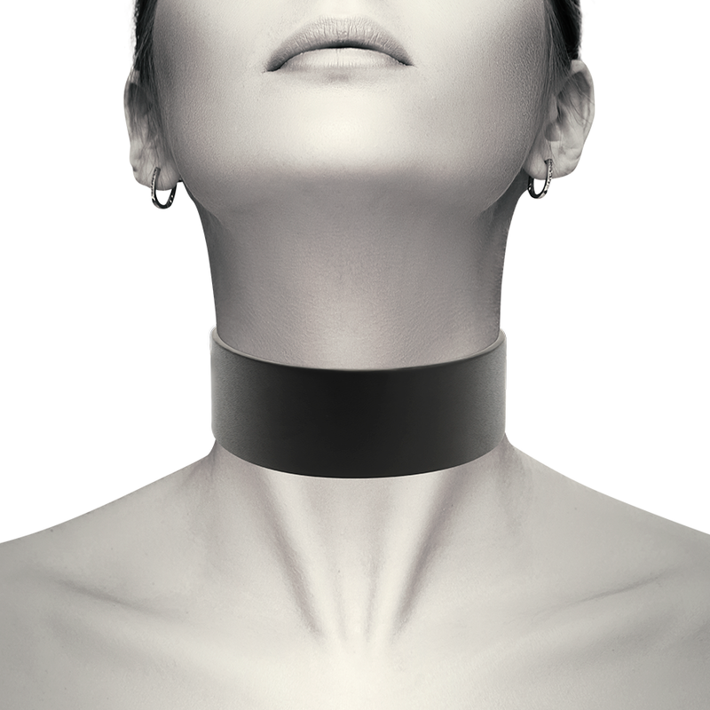 Collar Ajustable Coquette Chic Desire: Estilo BDSM y Fetish en PU Leather Vegano para Looks Atrevidos