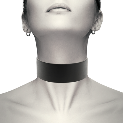 Collar Ajustable Coquette Chic Desire: Estilo BDSM y Fetish en PU Leather Vegano para Looks Atrevidos