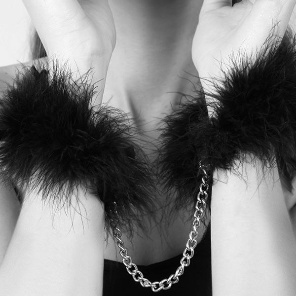 Esposas de Plumas Suaves: Experimenta el Placer del Bondage y la Entrega Total